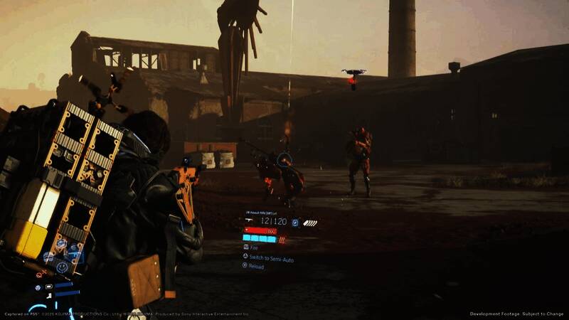 主角穿越废墟城市，远处有巨大机械敌人逼近