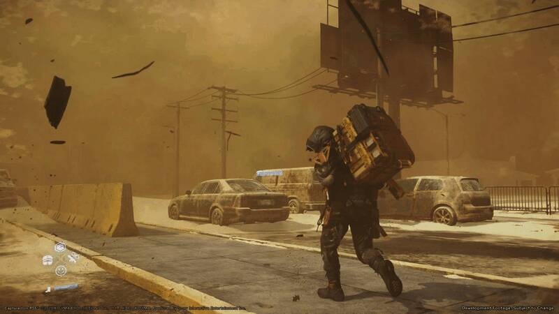 游戏内夜景场景，天空闪烁奇异光芒，主角站在悬崖边缘俯瞰城市