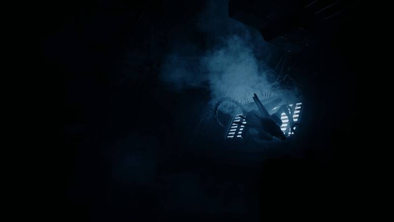 主角祖拉手持武器，在昏暗环境中警惕地观察四周，背景隐约可见异形身影