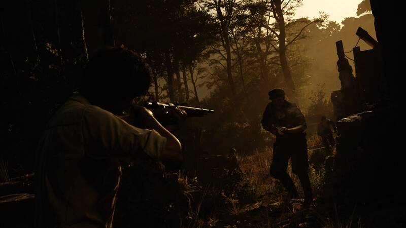 主角手持武器，身处昏暗巷道中，周围光影交错，气氛压抑