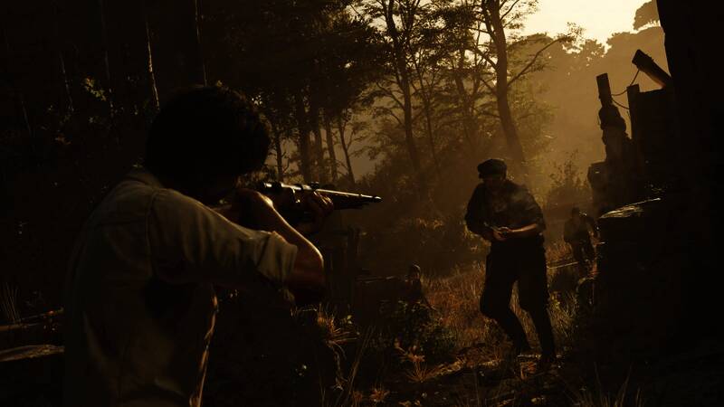 《四海兄弟：故乡》游戏场景展示主角在西西里乡村中战斗的画面，背景为传统建筑与山地环境