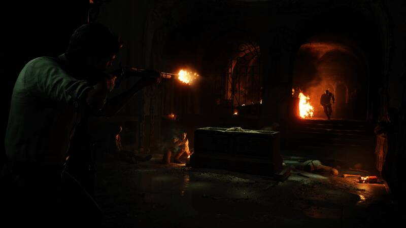 《四海兄弟：故乡》游戏场景展示城市街头，角色身着复古服饰，周围人群熙攘，营造浓厚年代感