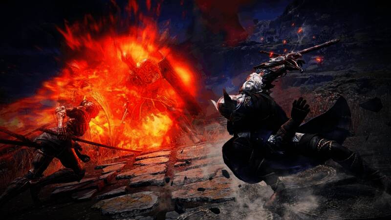 《艾尔登法环：黑夜君临》战斗画面，角色正在与巨型BOSS激战，场景充满暗黑风格特效