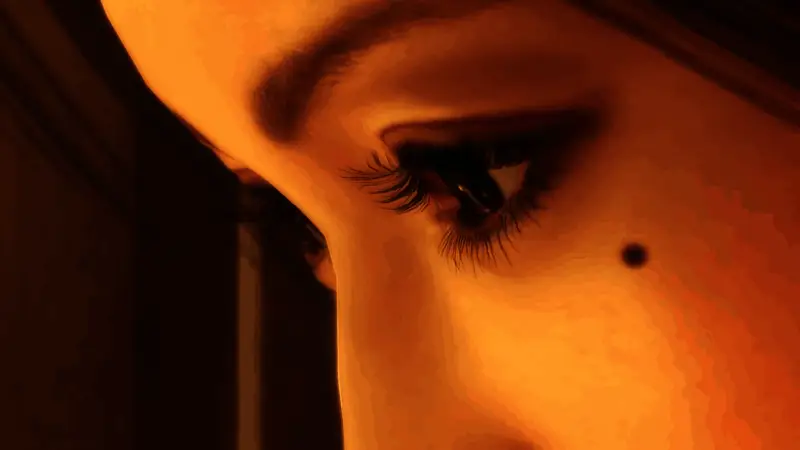 角色在酒吧内互动，气氛轻松却暗藏玄机