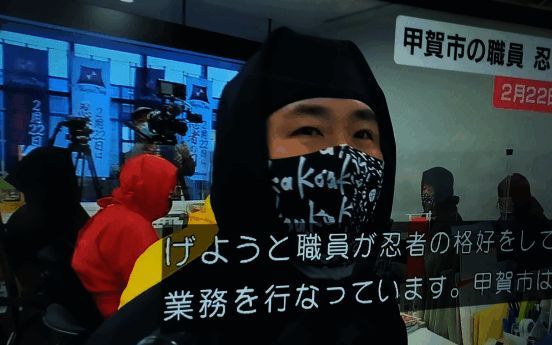 日本忍者日庆祝活动现场，人们身穿传统服饰展示忍术