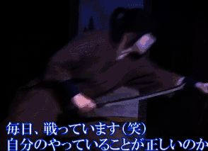 日本甲贺流掌门人展示忍具，背景为古老的忍者屋