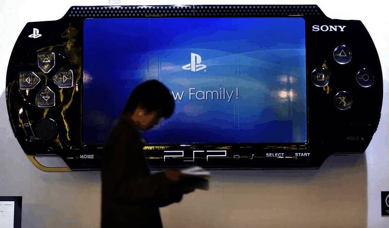 PSP经典机型展示，银灰色机身依旧充满科技感