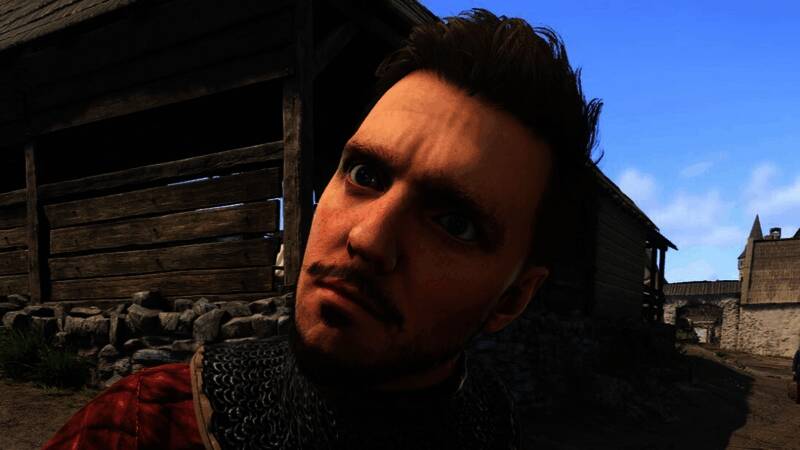 《天国：拯救2》创意总监丹尼尔·瓦夫拉在发布会上发言，背景为游戏画面