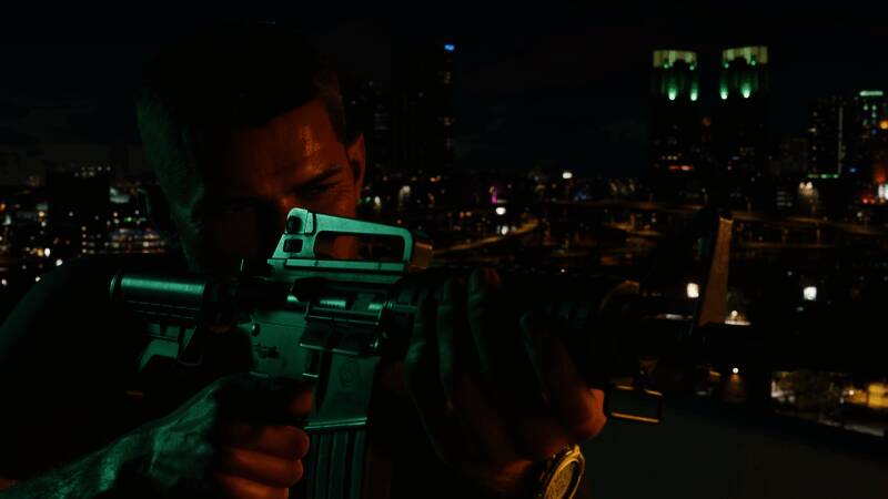 杰森在昏暗小巷中与人交谈，气氛紧张