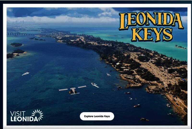 罪恶城街区俯瞰图，色彩斑斓的建筑群与海岸线交相辉映