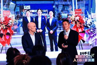 SEGA与Production I.G&WIT STUDIO旗舰店外观展示，吸引大量观众驻足