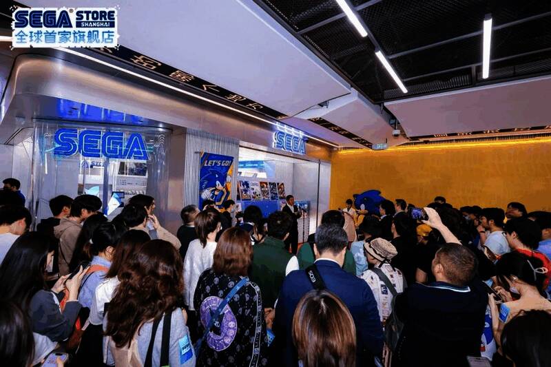 剪彩仪式现场，嘉宾与索尼克共同剪彩，背景为SEGA品牌标识
