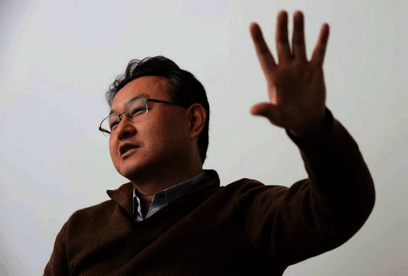 游戏开发团队正在电脑前专注工作，背景为复杂的数据图表与3D建模界面