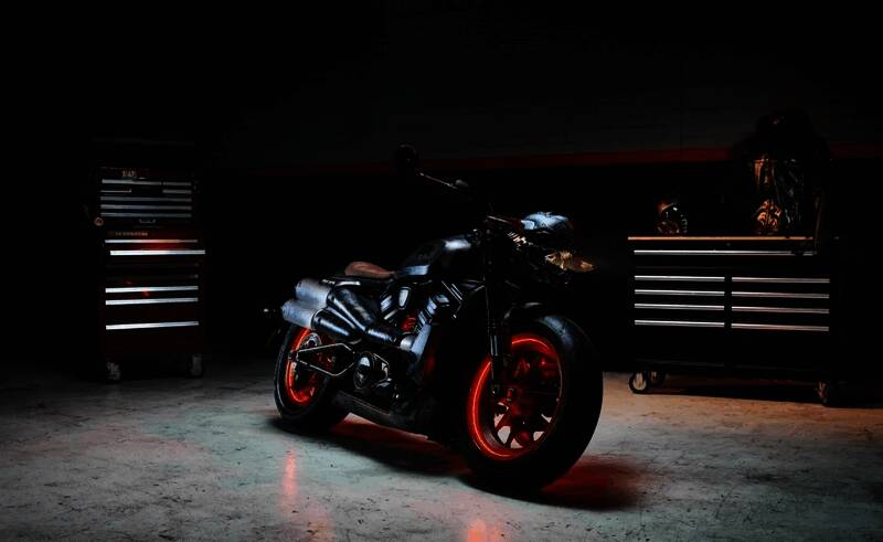 联名款机车展示，车身饰有机械巨龙图案和发光特效