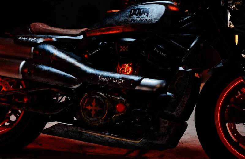 联名夹克与头盔展示，黑色为主色调并配有游戏标志