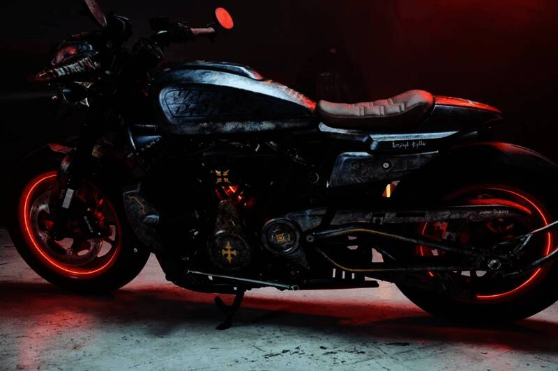 机车侧面视角展示，线条流畅且装饰繁复