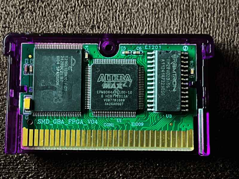 卡带内部特写图，显示电路板上的芯片存在明显脏污和磨损痕迹