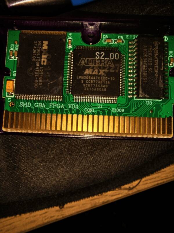 另一张卡带内部照片，展示了不同角度下的芯片状态，可见明显的灰尘覆盖情况