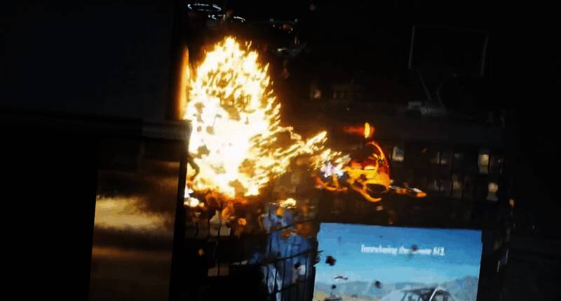 主角站在高楼顶端俯视城市，背后是夕阳余晖，科技感十足的界面浮现在视野中