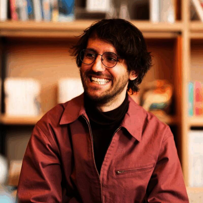 Guillaume Broche在疫情期间萌生了制作游戏的想法，背景为电脑屏幕显示着游戏原型界面