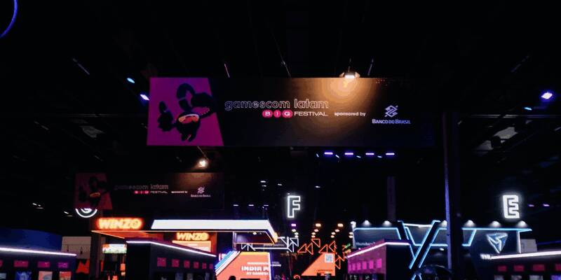 拉丁美洲游戏展现场人潮涌动，展位众多，气氛热烈