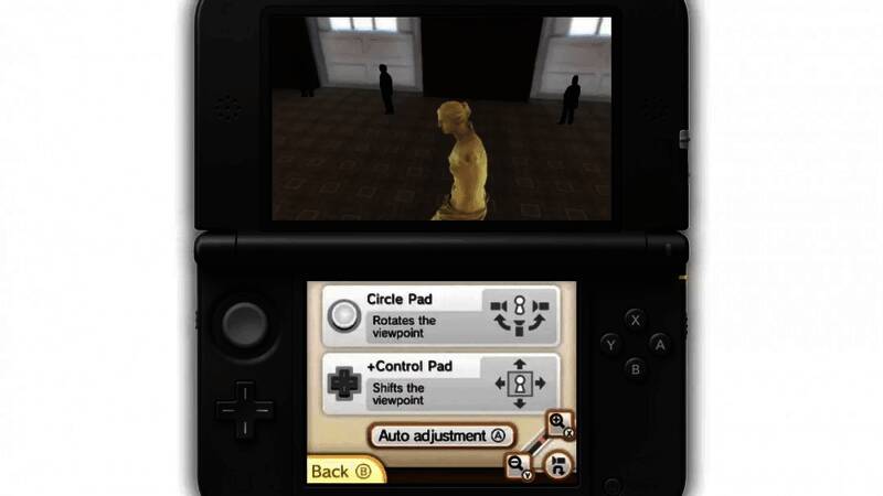 游客使用3DS进行语音导览的现场画面，手持设备并专注观看屏幕