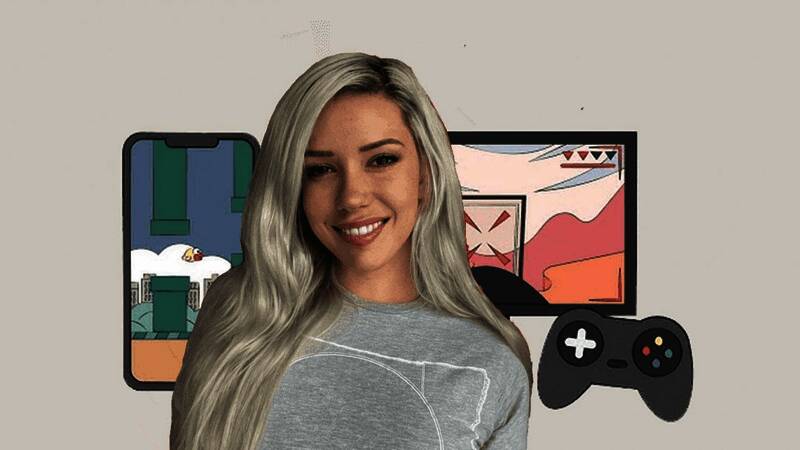 游戏行业分析师在演讲或访谈中的现场照片，背景为数据图表