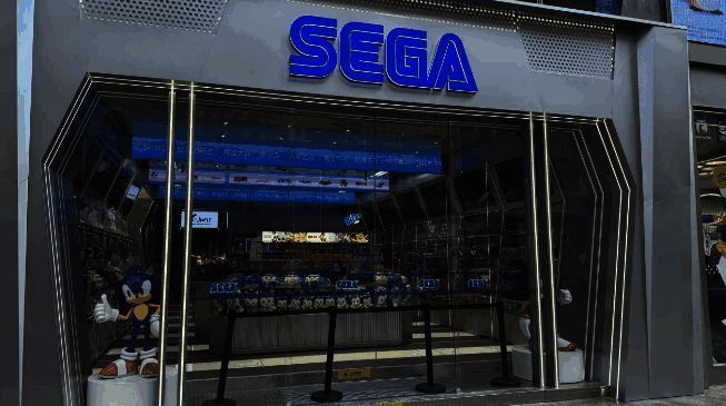 SEGA STORE SHANGHAI开业现场，人群聚集，气氛热烈