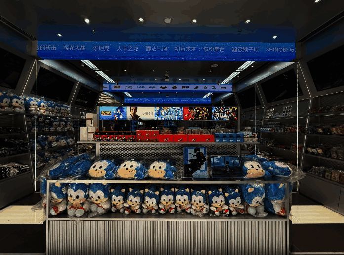 店内陈列整齐的世嘉游戏周边产品与海报墙