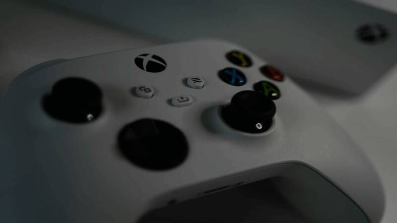 Sebile手柄背面特写，展示震动反馈模块与模式切换按钮设计