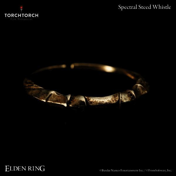 戒指侧面特写，清晰可见雕刻纹理与做旧痕迹