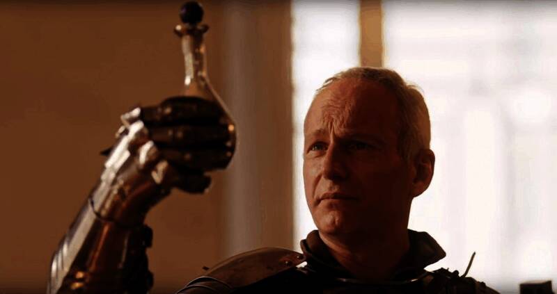 拉瑞安工作室总裁Swen Vincke接受采访现场照片，背景为公司LOGO与游戏画面