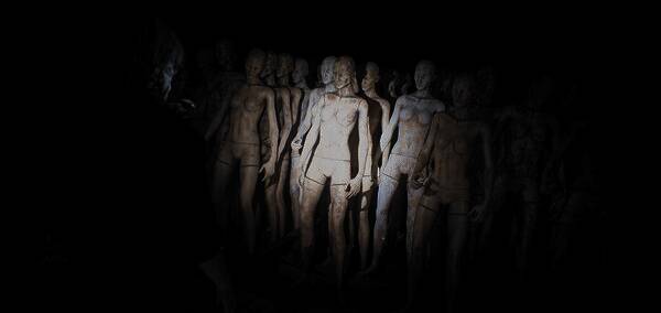 游戏场景截图，昏暗走廊中角色紧张探查环境