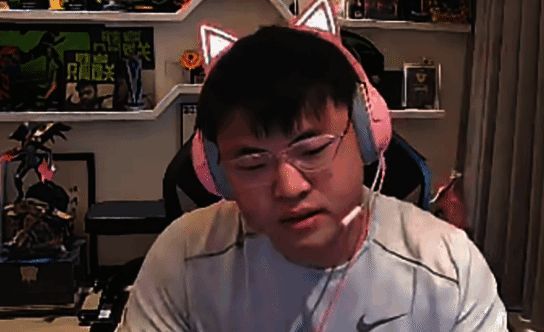 Uzi直播画面截图，神情略显疲惫