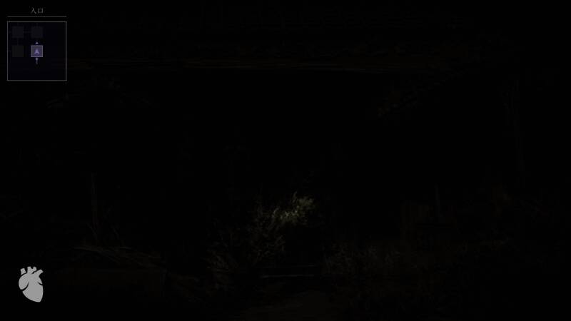 夜晚的街头，手电筒光束照亮前方，周围充满不安感