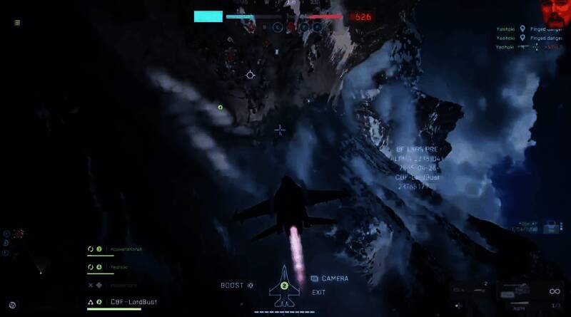 战机俯冲攻击地面目标，烟尘四起，弹道清晰可见