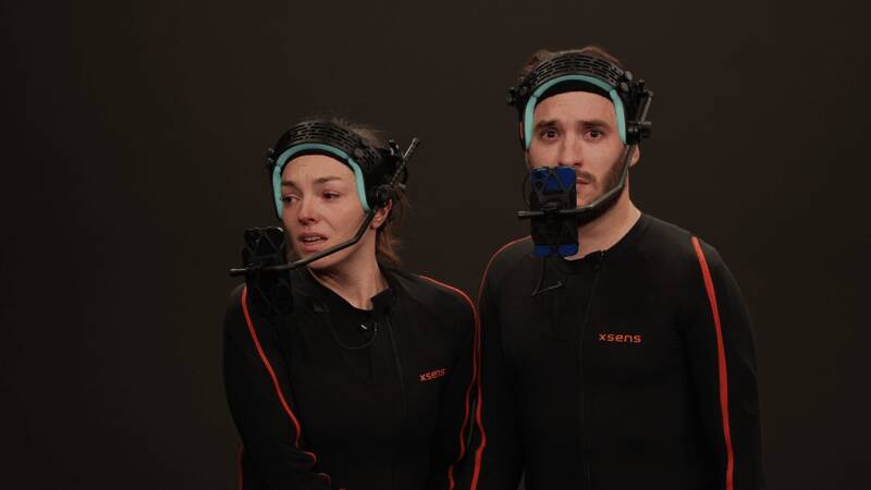 动捕演员穿戴设备进行表演，现场灯光聚焦