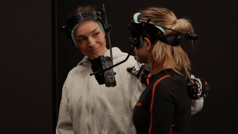 演员正在进行高强度战斗动作捕捉，汗水淋漓