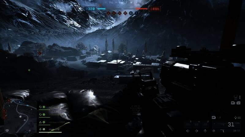 战术小队协同推进，配合默契