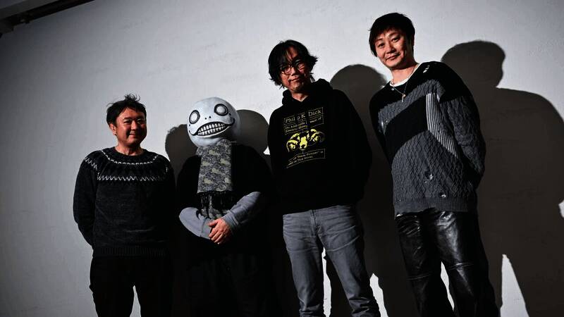 横尾太郎在访谈现场手持话筒，神情自信而从容