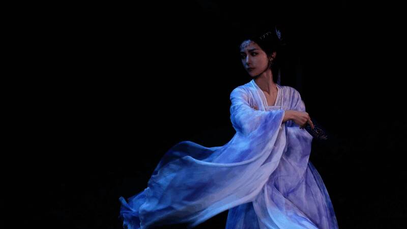 游戏截图，展示主角与大师姐对峙的搞笑场面