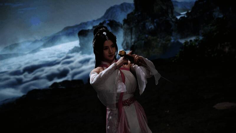 游戏截图，展示角色换装与服饰细节