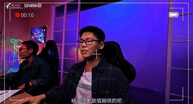 策划团队认真听取意见，表情严肃