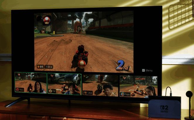 任天堂Switch 2主机外观展示，银色机身与Joy-Con手柄组合