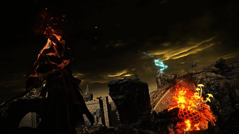 游戏中角色在黑暗场景中激烈对战，背景可见巨大怪物身影