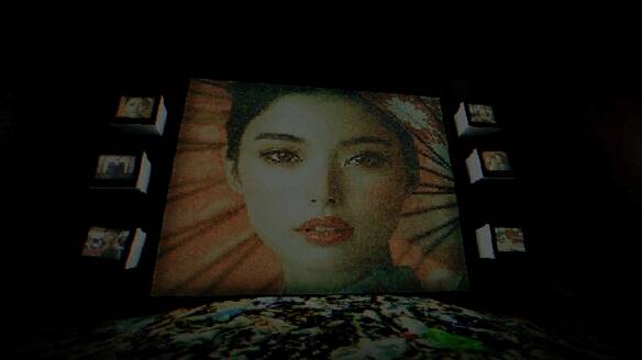 游戏战斗场景展示，主角手持手电筒在黑暗中与百目鬼对峙