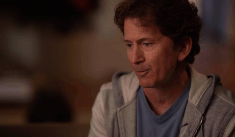 Bethesda游戏工作室内部工作场景，墙上挂着《上古卷轴》系列海报