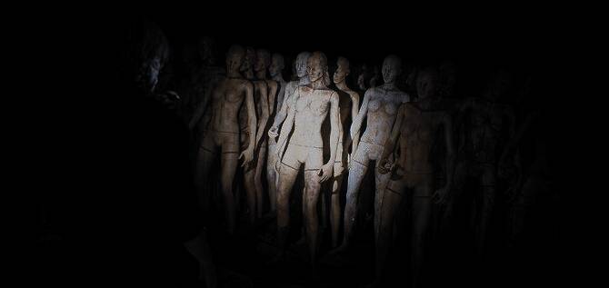 主角手持手电筒穿越昏暗走廊，墙壁上布满奇怪涂鸦与血迹