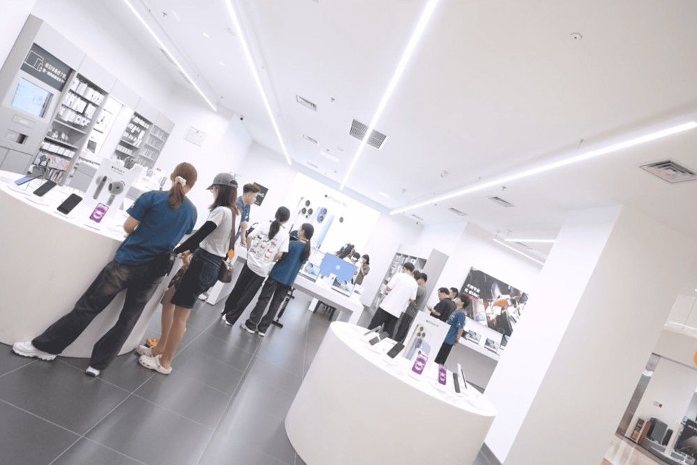 玩家在试玩区体验《射雕》游戏，周围人群围观，氛围热烈