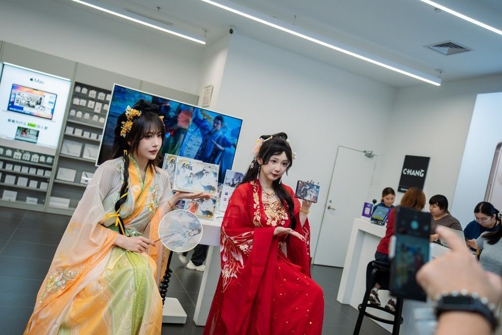 主播七奈扮演黄蓉，手持折扇，笑容甜美